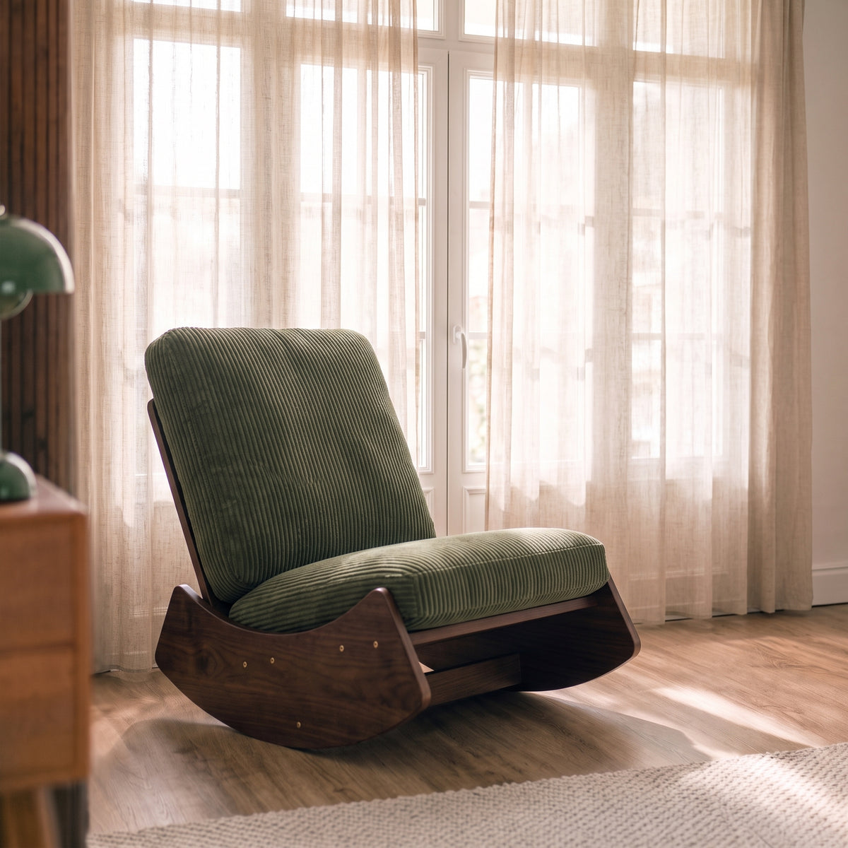 Fauteuil à bascule vintage en velours et bois massif | Sena